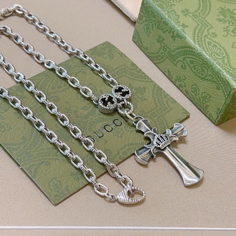 G*u*i necklaces